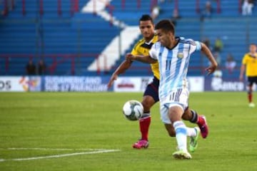 El colombiano Brayan Rovira (izquierda) ante el argentino Ángel Correa.