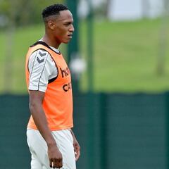 Rafa Benítez está tranquilo con viaje de Yerry Mina a Colombia