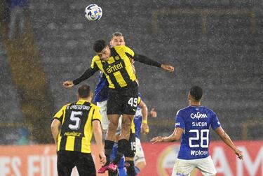 Las fuertes lluvias obligaron a que el partido entre Millonarios y Peñarol se suspendiera por varios minutos.