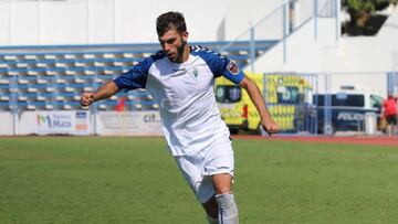 Luis Rioja golpea al balón durante un partido con el Marbella.