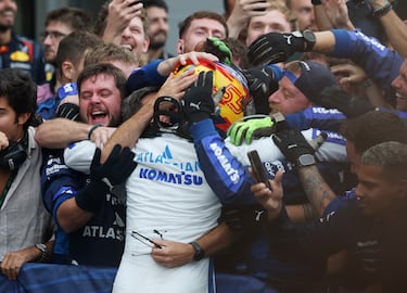 Salió del monoplaza directo hacia su equipo con los que celebró su primer podio con Williams.