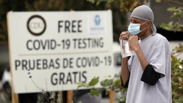 ARCHIVO - En esta foto de archivo del 22 de julio de 2020, un hombre se hace una prueba de coronavirus en un sitio m&oacute;vil en la Universidad de Medicina y Ciencia Charles Drew, en Los &Aacute;ngeles.