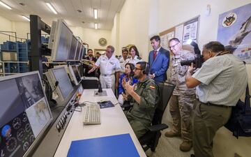 La Ministra de Defensa en funciones, Margarita Robles, ha visitado el Centro de Instrucción de Medicina Aeroespacial. Durante el recorrido, ha conocido la máquina climática donde los atletas españoles se están entrenando para el Mundial de Atletismo de Do