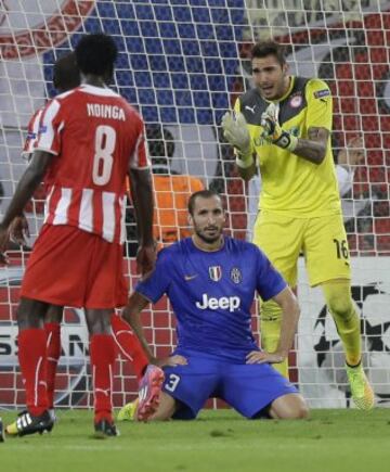 Roberto, arquero del Olympiacos, aplaude tras salvar un gol de la Juventus. 