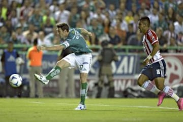 Boselli saca remate sobre la portería de Chivas.