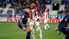 GRAF3008. HUESCA, 06/12/2018.- El centrocampista del Athletic Ra&uacute;l Garc&iacute;a (d) y el centrocampita del Huesca Dami&aacute;n Musto (i) durante el partido de vuelta de los dieciseisavos de final de la Copa del Rey disputado hoy en el estadio de 