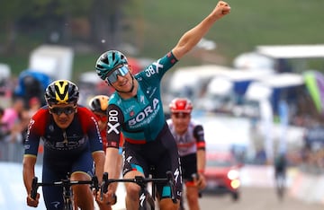 Jai Hindley celebrando la victoria de la novena etapa del Giro de Italia. 