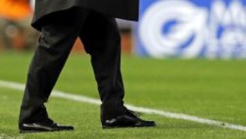 El entrenador del Valencia CF, Ernesto Valverde, da instrucciones a sus jugadores durante el partido de Liga ante el Real Betis disputado esta noche en el estadio de Mestalla, en Valencia.