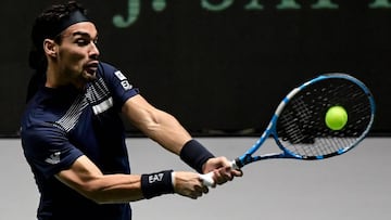 Fabio Fognini devuelve la bola ante Vasek Pospisil durante el partido de individuales de la eliminatoria entre Italia y Canad&aacute; en las Finales de Copa Davis.