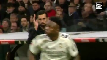 El gesto de Arbeloa cuando el Bernabéu comenzó a vitorearle: señala a los jugadores