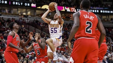 Mike James, pionero: pasa de un contrato dual a uno estándar
