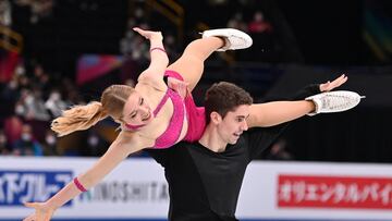 Los patinadores españols Sofia Val y Asaf Kazimov compiten durante la prueba de danza rítmica por parejas en los Mundiales de Patinaje Artístico en Saitama.