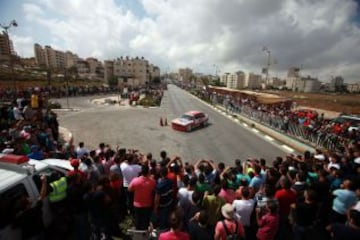 Carrera de coches en las calles de Palestina