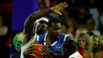 <b>UN TIPO MUY FÍSICO. </b>Sofoklis Schortsanitis, frente a Costa de Marfil.