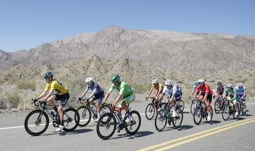 Fernando Gaviria ganó la cuarta etapa de la carrera argentina. Se impuso en el embalaje ante Peter Sagan y celebró por primera vez con el Movistar Team.