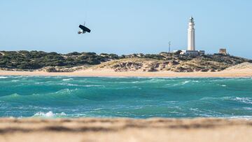 Un kitesurfista vuelta alto en el evento de la Spain Kiteboarding League celebrado en la playa de Faro de Trafalgar, Barbate (Cádiz, Andalucía, España) el 22 de noviembre del 2020.