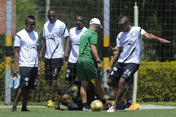 Thierry Henry se puso la camiseta 24 de Atlético Nacional en un entrenamiento en 2013, cuando el equipo dirigido por Juan Carlos Osorio consiguió el bicampeonato del fútbol profesional colombiano.