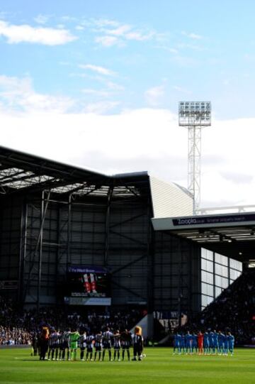 Jugadores y seguidores durante el minuto de silencio para conmemorar el 25 aniversario del desastre de Hillsborough antes del comienzo del partido Barclays Premier League entre West Bromwich Albion y el Tottenham Hotspur en The Hawthorns.