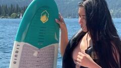 Kim Kardashian se mira su tabla de wakesurf en Coeur d&#039;Alene (Idaho, Estados Unidos), con el lago al fondo. 