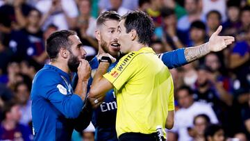 De Burgos expulsa a Cristiano en la ida de la Supercopa de España.