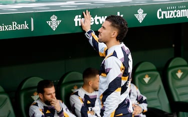 El jugador del Real Madrid, Ceballos, observa la grada del estadio Benito Villamarín desde el banquillo.