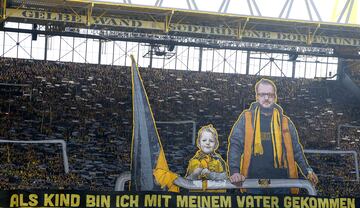 El estadio del Borussia de Dortmund, Signal Iduna Park, es uno de los feudos más famosos y con mayor ambiente de Europa. Situado en la ciudad de Dortmund, en el estado federado de Renania del Norte-Westfalia, al oeste de Alemania. Es el quinto estadio más grande de Europa, y el tercer hogar más grande de un club europeo de primer nivel después del Camp Nou y el Estadio Santiago Bernabéu.