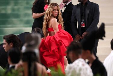 Carolina Herrera designed Shakira's elegant red gown.