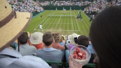 Wimbledon es el Grand Slam con más tradiciones del circuito. Las hay tanto culinarias como de organización. Entre las primeras están las famosas fresas con crema que se venden en el estadio y que la gente consume a todas horas, no sólo en el momento del té de la tarde, a las 17:00. También de beben muchos litros de una sangría típica de Inglaterra, la Pimm’s. Son frecuentes los picnics en la Colina, el lugar donde se reúnen muchos espectadores que no tiene entradas para la pista central y que disfrutan de los partidos en una pantalla gigante, sentados o tumbados sobre la hierba de la cuesta más famosa del célebre mundial. Otra tradición es la cola para adquirir entradas en igualdad de condiciones con cualquiera, que este año no se permitirá por los protocolos anti-COVID. 