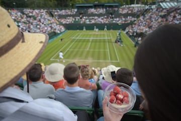 Wimbledon es el Grand Slam con más tradiciones del circuito. Las hay tanto culinarias como de organización. Entre las primeras están las famosas fresas con crema que se venden en el estadio y que la gente consume a todas horas, no sólo en el momento del té de la tarde, a las 17:00. También de beben muchos litros de una sangría típica de Inglaterra, la Pimm’s. Son frecuentes los picnics en la Colina, el lugar donde se reúnen muchos espectadores que no tiene entradas para la pista central y que disfrutan de los partidos en una pantalla gigante, sentados o tumbados sobre la hierba de la cuesta más famosa del célebre mundial. Otra tradición es la cola para adquirir entradas en igualdad de condiciones con cualquiera.