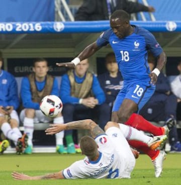 Sissoko lucha por el balón.