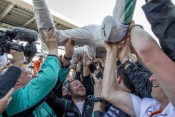 Nico Rosberg celebra la victoria con el equipo.