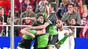 <b>EL GIGANTE. </b>Zigic, que dio un gol y marcó otro, es felicitado por sus compañeros.