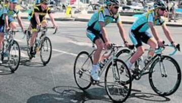 <b>DOS CABALGAN JUNTOS. </b>El Astaná cruza el puerto durante el entrenamiento. Contador, en primer término, y Armstrong, de negro.