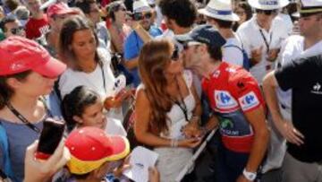 Valverde, junto a su mujer, en la salida de ayer en Cádiz.