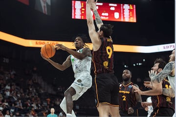 Carter entra a canasta ante Geyik.