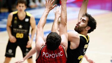 Popovic defiende durante el choque