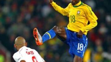 La foto del día: Ramires salta a por un balón sobre Suazo