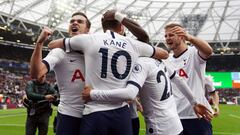 Harry Kane celebra el tercer gol con sus compa&ntilde;eros. 