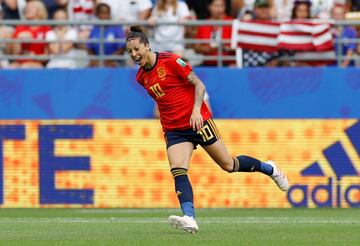 Dos minutos despu¨¦s de marcar Rapinoe el conjunto espa?ol aprovech¨® un error en la salida de bal¨®n estadounidense y Jenni de vaselina bate a Naeher.