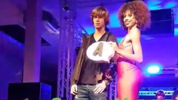 Andrey Rublev posa con una modelo durante el sorteo de las NextGen Finals.