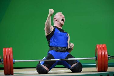 Mullet-haired weightlifter suffers blackout, then falls off stage