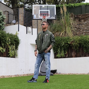 Sergio Ramos celebra su 40º cumpleaños convertido en un icono más allá del terreno de juego. El defensa sevillano, que ha marcado estilo durante dos décadas de carrera, acumula algunos de los looks más virales y comentados del panorama deportivo y mediático.