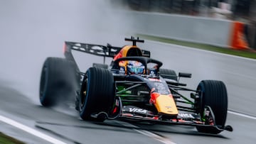 Max Verstappen (Red Bull RB22). Barcelona, España. F1 2026.