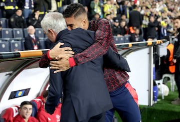 Istanbul (Turkey), 24/10/2024.- Manchester United player Casemiro (R) hugs Fenerbahce head coach Jose Mourinho before the UEFA Europa League soccer match between Fenerbahce SK and Manchester United, in Istanbul, Turkey, 24 October 2024. (Turquía, Estanbul) EFE/EPA/ERDEM SAHIN
