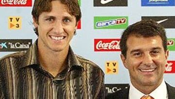 <b>PRESENTACIÓN. </b>José Gomes Edmilson y Joan Laporta con la camiseta del Barcelona que lucirá el nuevo defensa brasileño del club catalán.