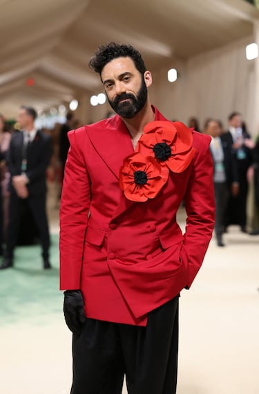 El actor, Morgan Spector, posa en la alfombra de la gala MET.