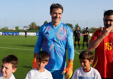 El riojano defendió la portería del Athletic desde su éxito con España. En 2008 se marchó al Deportivo y en su última campaña formó parte de la plantilla del Atlético que ganó la liga (2014) y casi la Champions.  Acudió como tercer portero a la Eurocopa de 2004. Estuvo varios años como entrenador de porteros en la cantera del Athletic, actualmente se encuentra fuera del fútbol.
