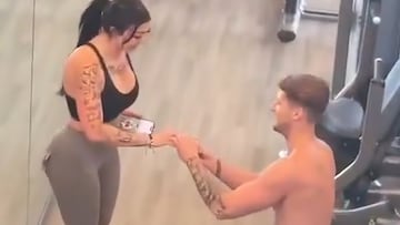 Le pide matrimonio en pleno gimnasio y la reacción de ambos al ‘Sí, quiero’ es viral en redes