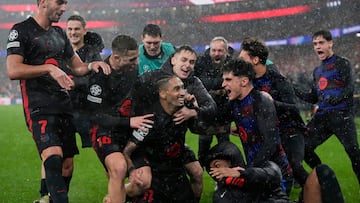 4-5. Raphinha celebra el quinto gol con sus compañeros.