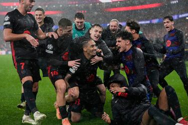 4-5. Raphinha celebra el quinto gol con sus compañeros.